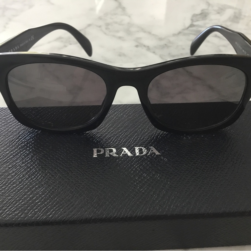 Prada unisex black sun glass PR 11s 51D19